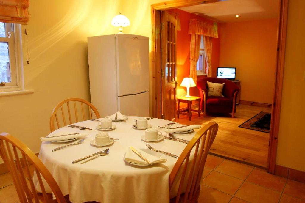Mccarthy'S Lodge B&B เวสต์พอร์ต ภายนอก รูปภาพ