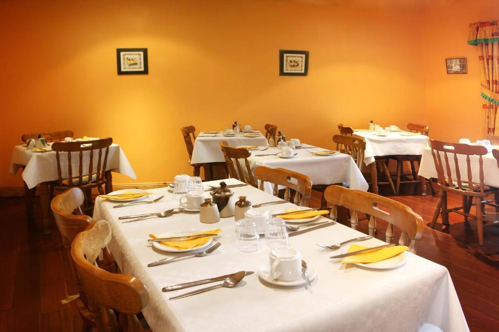 Mccarthy'S Lodge B&B เวสต์พอร์ต ภายนอก รูปภาพ